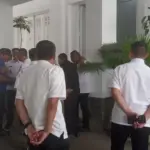 Puluhan kepala SKPD Garut jenguk Bupati di gedung pamengkang komplek Pendopo. (Ale/Radar Garut)