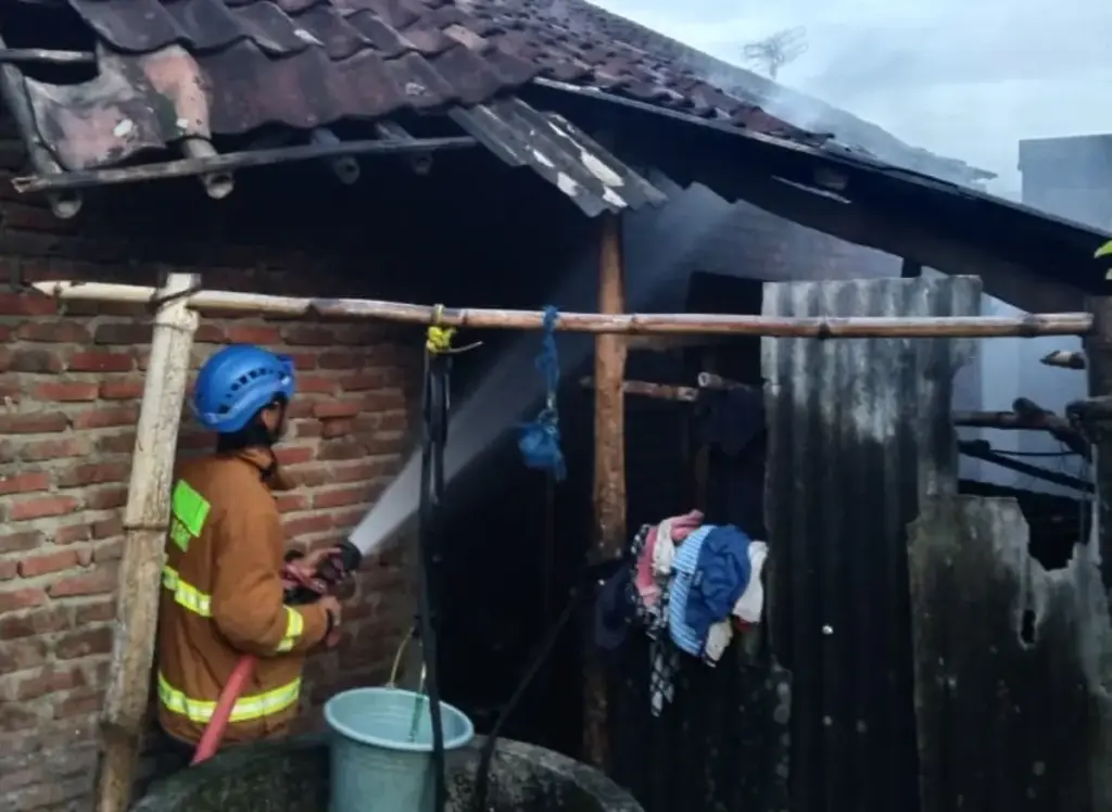 Dapur Sebuah Rumah di Sasakbeusi Cibatu Hangus Dilalap si Jago Merah Dapur Sebuah Rumah di Sasakbeusi Cibatu Hangus Dilalap si Jago Merah