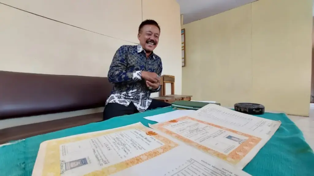 Ijazah Dibebaskan Tapi Tunggakan Tetap Mandeg, Sekolah Swasta Kelimpungan Tambal Operasional Sekolah IJAZAH YANG BELUM DIAMBIL: Kepala SMA Cokroaminoto Cirebon, Moh Tajudin, menunjukkan ijazah siswa yang belum d