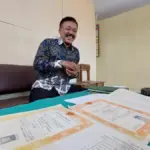 IJAZAH YANG BELUM DIAMBIL: Kepala SMA Cokroaminoto Cirebon, Moh Tajudin, menunjukkan ijazah siswa yang belum d