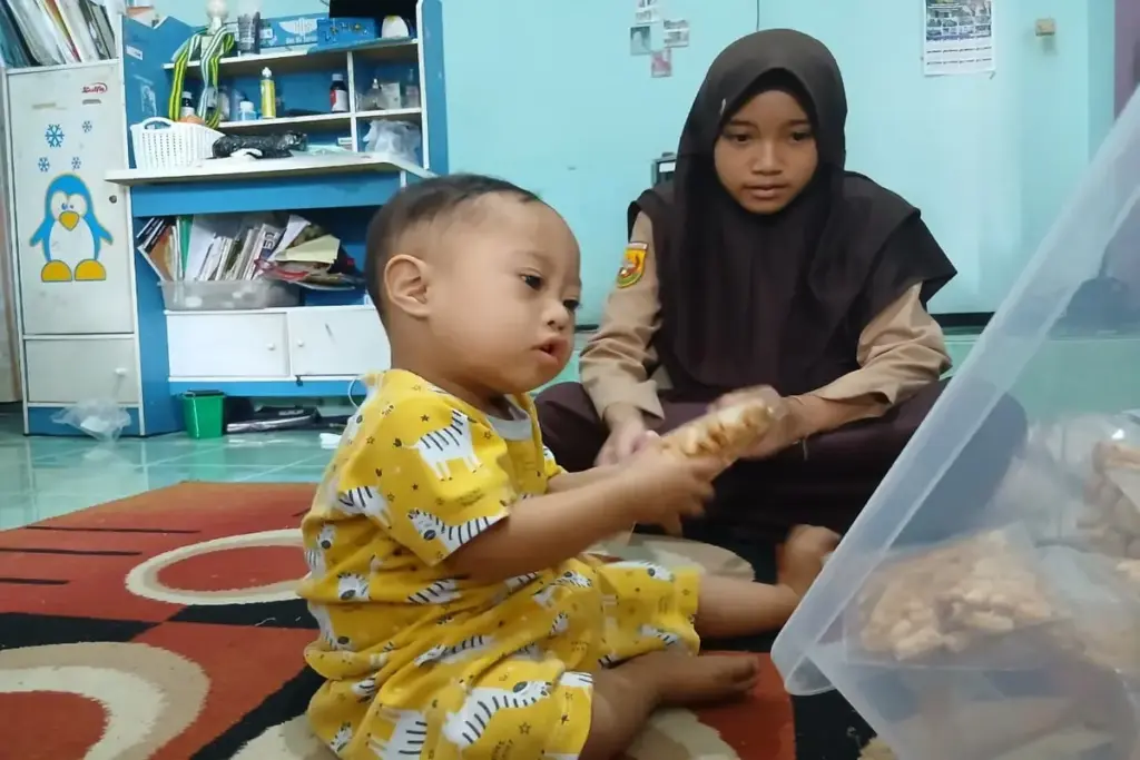 Di Balik Kisah Viral Zulfa, Bocah Garut yang Tetap Sekolah Sambil Merawat Adik, Kejar Mimpi Jadi Fotografer Adik Zyandra dan Zulfatunnisa/Zulfa. (Rizki/Radar Garut)