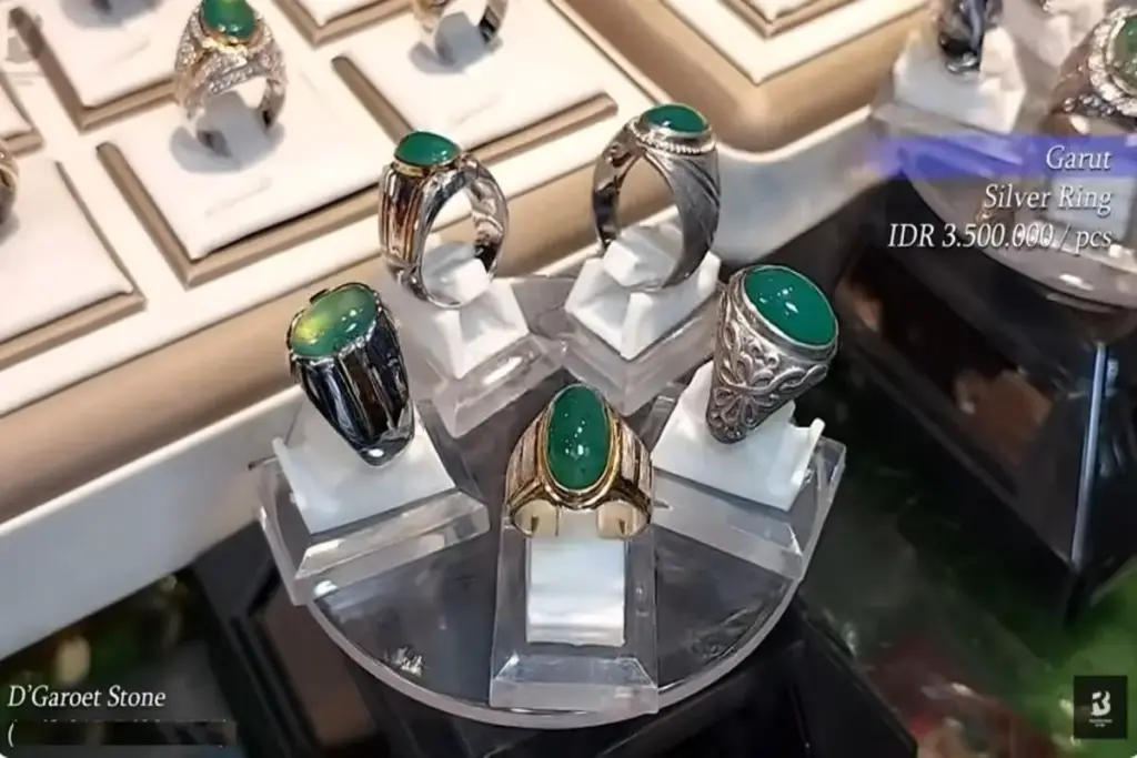 Batu Garut kualitas tinggi dijual di pasar Rawa Bening oleh bang Diang