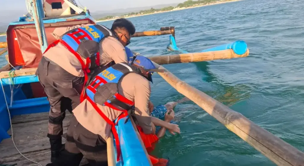 Satuan Polisi Air dan Udara Polres Garut melakukan evakuasi atas korban tenggelam terseret ombak di Pantai Kar