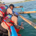 Satuan Polisi Air dan Udara Polres Garut melakukan evakuasi atas korban tenggelam terseret ombak di Pantai Kar