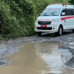 Ruas jalan di wilayah Singajaya Kabupaten Garut kondisinya memprihatinkan. (Sumber Foto: Tangkapan Layar FB Al