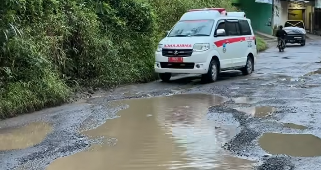 Ruas jalan di wilayah Singajaya Kabupaten Garut kondisinya memprihatinkan. (Sumber Foto: Tangkapan Layar FB Al