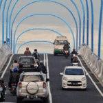 Kendaraan melewati Jalan Layang Antapani saat dilakukan uji coba kendaraan melewati jembatan yang baru selesai