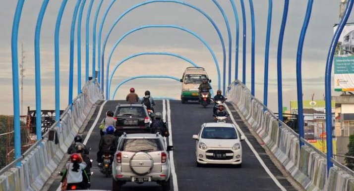Kendaraan melewati Jalan Layang Antapani saat dilakukan uji coba kendaraan melewati jembatan yang baru selesai