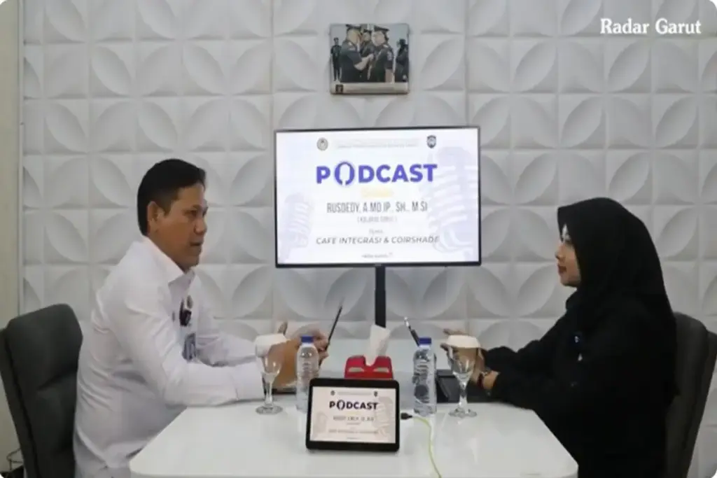 Kalapas Garut Rusdedy (kiri) saat diwawancarai dalam acara Podcast Radar Garut