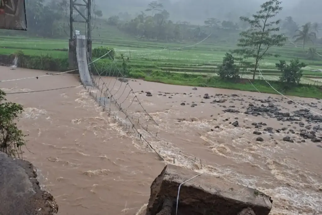 Kondisi jembatan roboh terputus di Peundeuy Garut. (Istimewa)