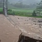 Kondisi jembatan roboh terputus di Peundeuy Garut. (Istimewa)