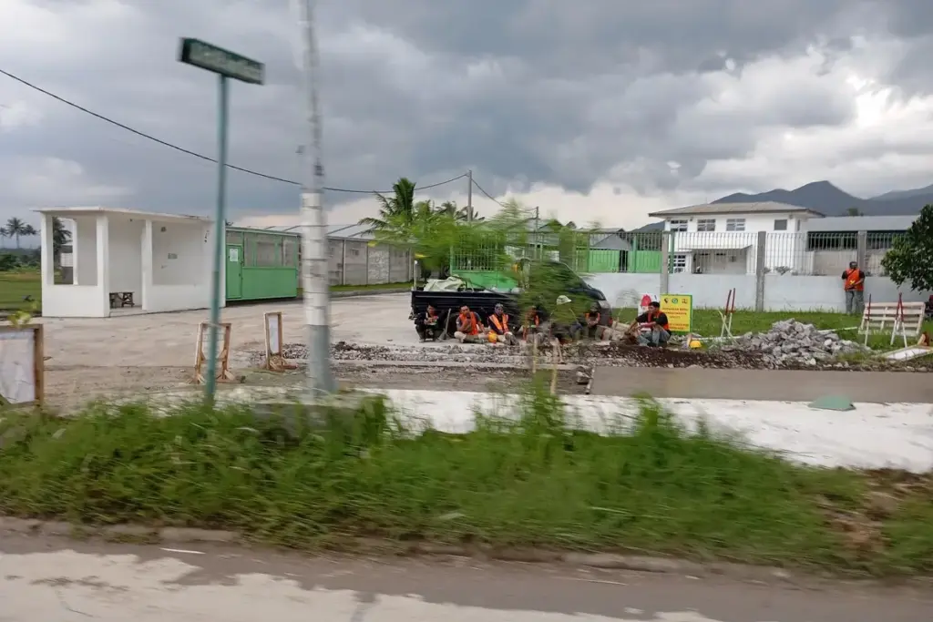 Pembangunan jalan baru K.H Anwar Musaddad, terpantau sudah mulai hampir selesai.(Ale/Radar Garut)