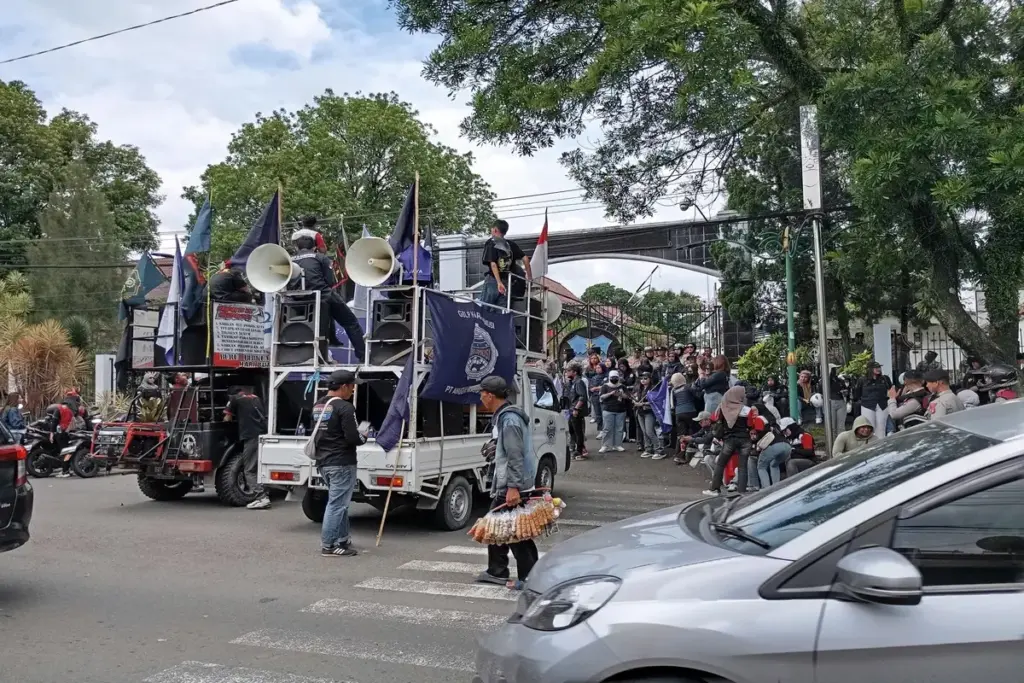 Ratusan buruh melakukan aksi demonstrasi