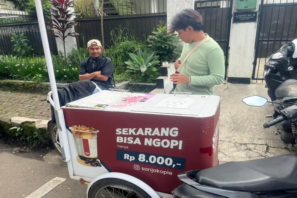 Kopi Enak Harga Hemat! Sanja Kopi Jadi Incaran Pelanggan di Garut Penjual kopi keliling di sekitar Jalan Patriot. (Rizka/Radar Garut)