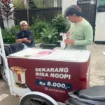 Penjual kopi keliling di sekitar Jalan Patriot. (Rizka/Radar Garut)