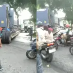 Sebuah mobil raksasa yang masuk menuju pabrik pembuatan kecap membuat kekacauan di Jalan KH Hasan Arief