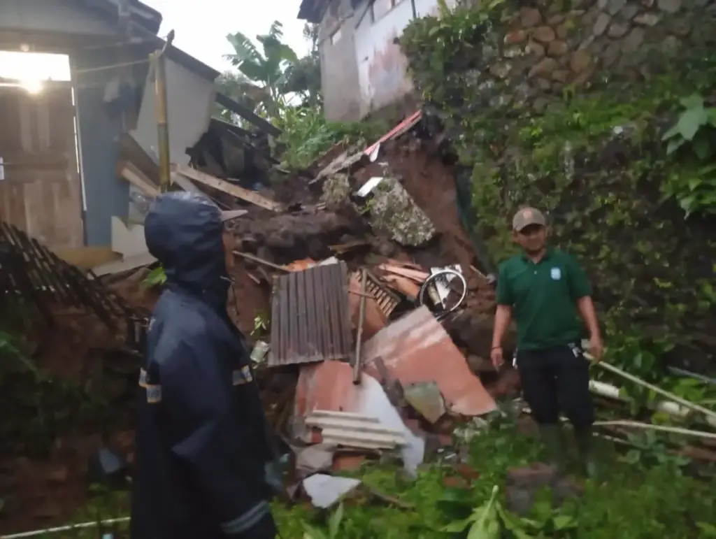 Longsor Timbun Tiga Rumah di Mekarwangi Cihurip Garut