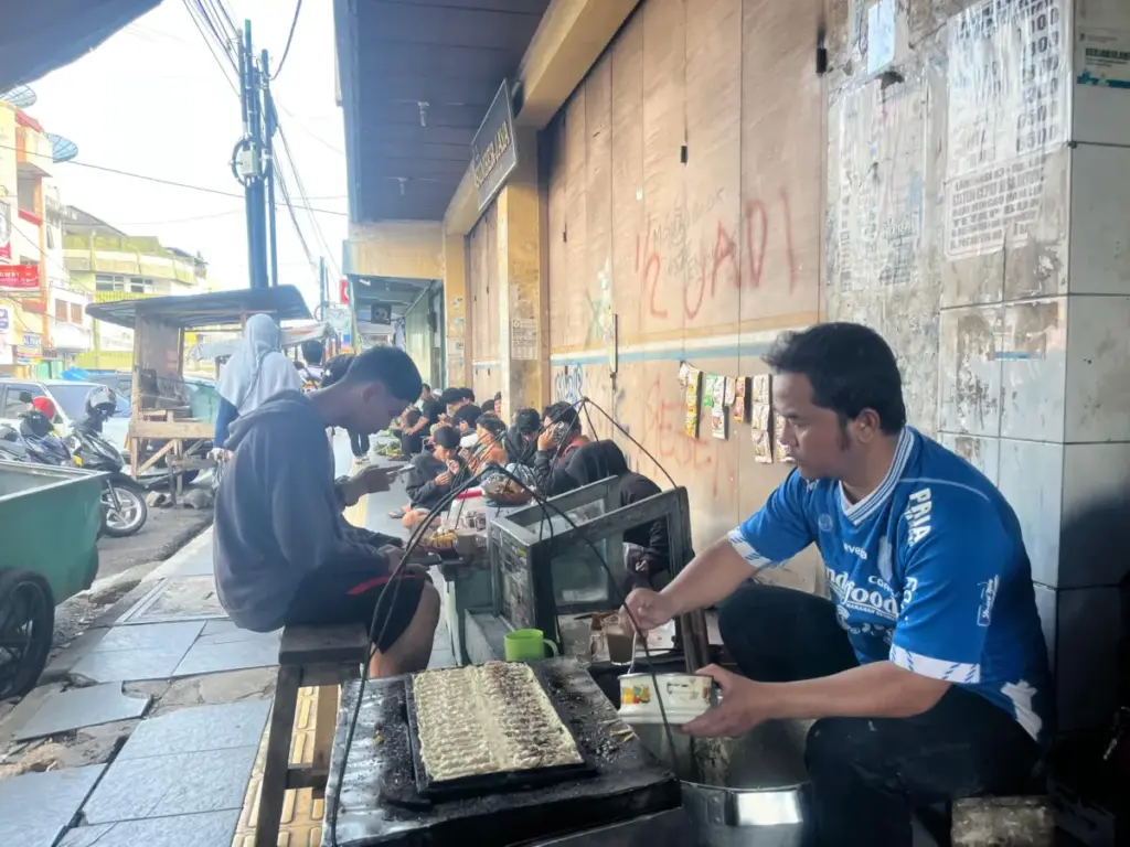 Antre Sejak Subuh, Kue Pukis Jalan Ciledug Garut Jadi Buruan di Akhir Pekan Asep, pedagang kue pukis di Jalan Ciledug Garut. (Rizka/Radar Garut)