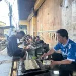 Asep, pedagang kue pukis di Jalan Ciledug Garut. (Rizka/Radar Garut)