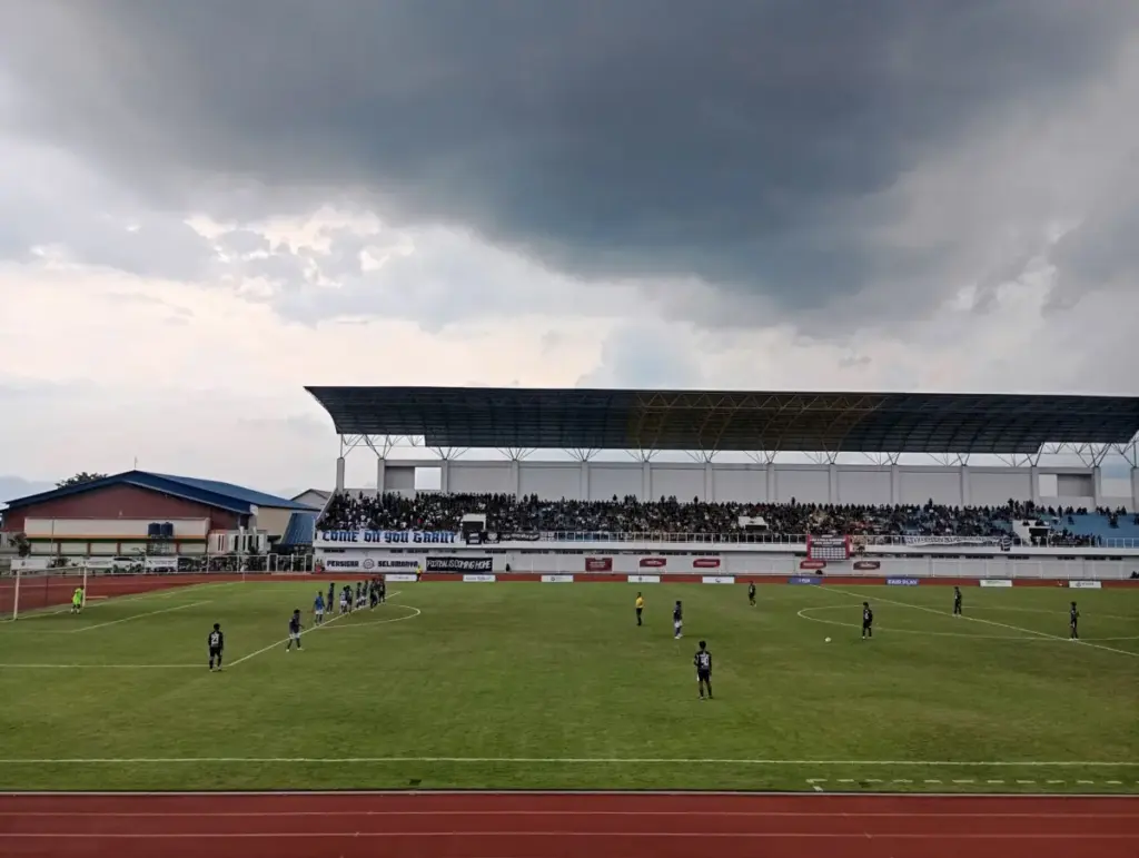 Persigar Tumbang 1-2, Dipermalukan Perses Sumedang di Kandang Persigar (biru) meski unggul jumlah pemain, Persigar dipermalukan Perses Sumedang dengan skor akhir 1-2