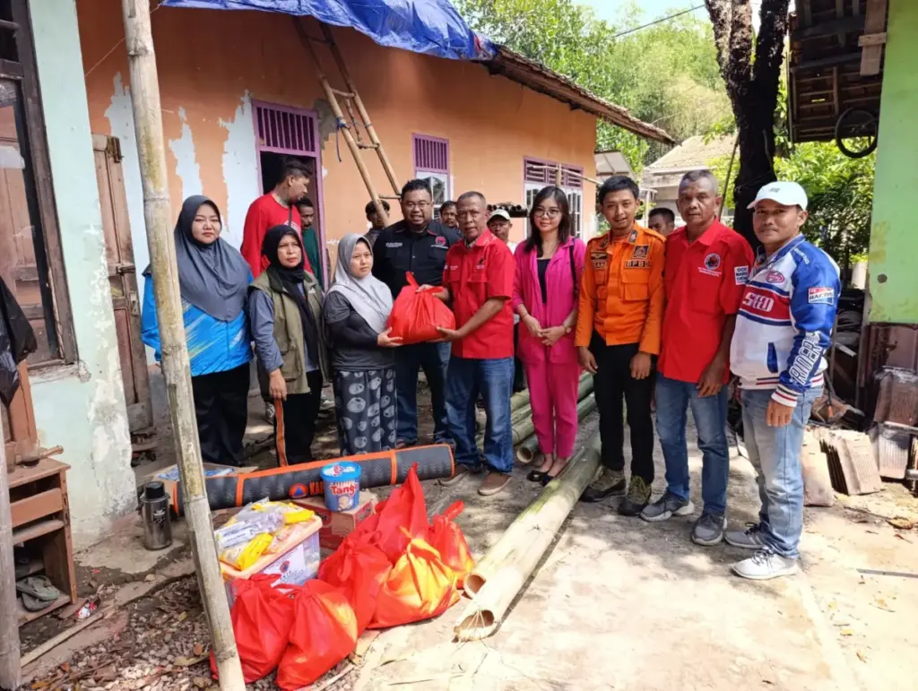 Anggota DPRD Garut bersama Dinsos Garut dan BPBD Salurkan bantuan