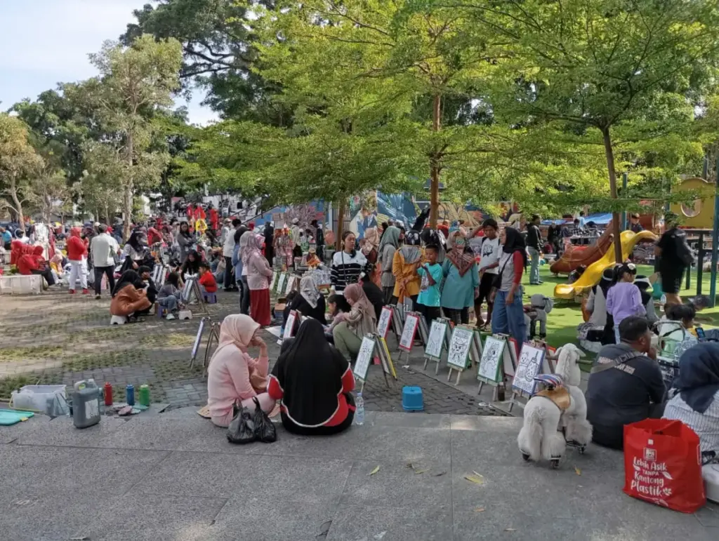 Situasi Alun-alun Garut yang ramai pengunjung