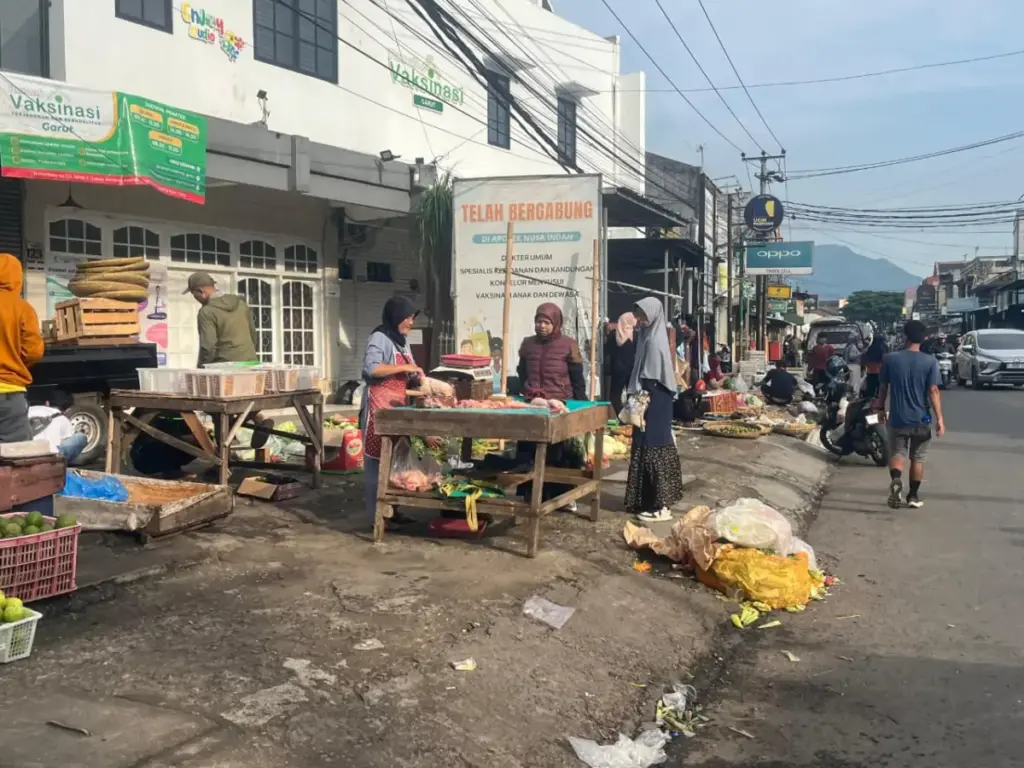 Kondisi PKL di sekitar Pasar Ciawitali Garut pada Minggu (2/11) sekitar pukul 06.57 WIB (foto Rizka)