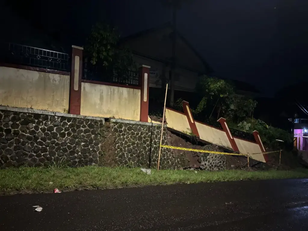 Tembok SDN Padaasih 2 Ambruk. (Rizki/Radar Garut)
