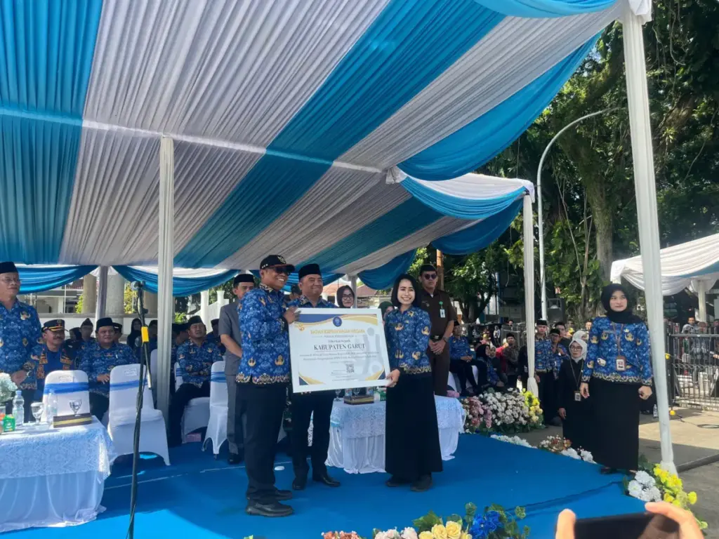 BKN Apresiasi Komitmen Garut dalam Percepatan Pengangkatan PPPK Paruh Waktu Bupati Garut (tengah), kepala BKD Garut (kanan), Kepala kantor BKN regional III Jawabarat Banten (kiri)