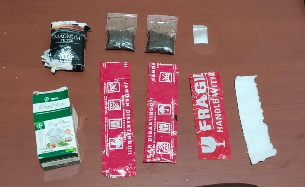 Polres Garut Bongkar Pengedar Narkoba Jaringan Digital, 1 Tersangka Diamankan Barang bukti penyalahgunaan narkoba dari tangan tersangka. (Dok Polres Garut)