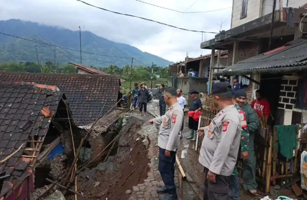 Rumah Warga di Cibatu Tertimpa Longsor, Polisi Imbau Warga Tetap Waspada Rumah warga yang tertimpa longsor di Cibatu. (Dok Polres Garut)