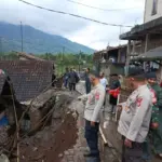Rumah warga yang tertimpa longsor di Cibatu. (Dok Polres Garut)