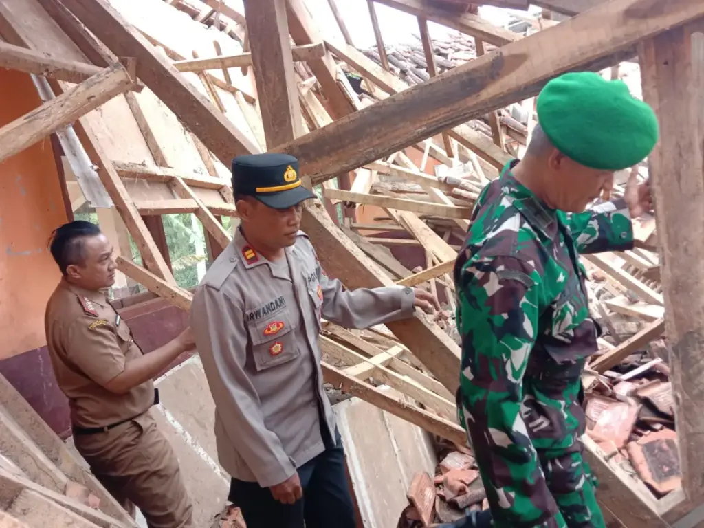 Polsek Cibalong sedang peninjauan di SDN 1 Najaten, Cibalong. (Dok Polres Garut)