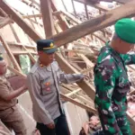 Polsek Cibalong sedang peninjauan di SDN 1 Najaten, Cibalong. (Dok Polres Garut)