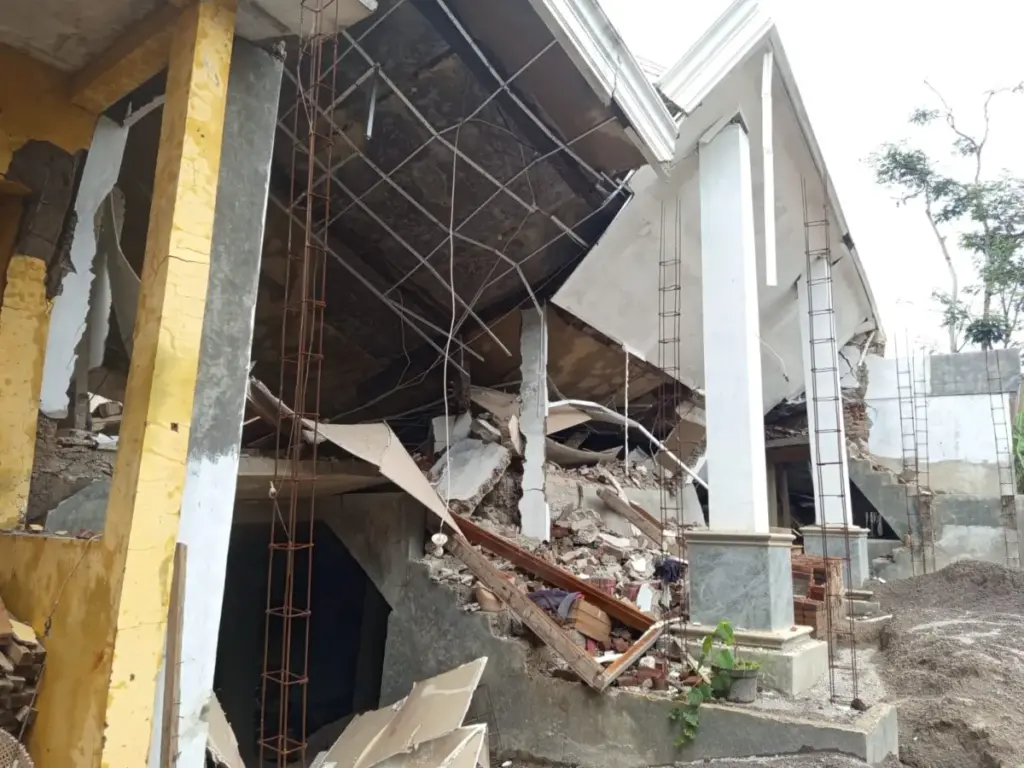 Untuk mengangkat beton rumah Oban Sobana yang ambruk di Ciawi, Lingkung pasir, dibutuhkan alat berat. (Pepen A
