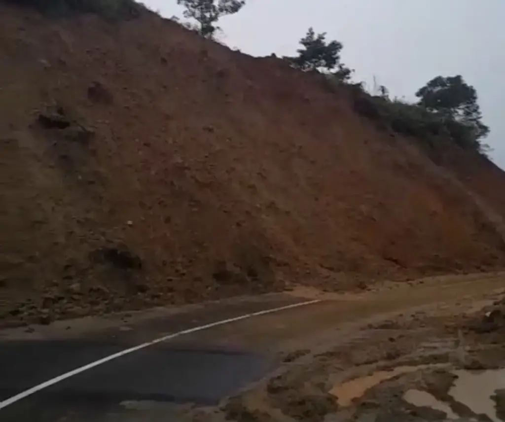 Hujan Deras Picu Longsor di Cikajang, Akses Jalan Provinsi Sempat Tertutup Longsor di Cikajang, Akses Jalan Provinsi Sempat Tertutup. (Istimewa)