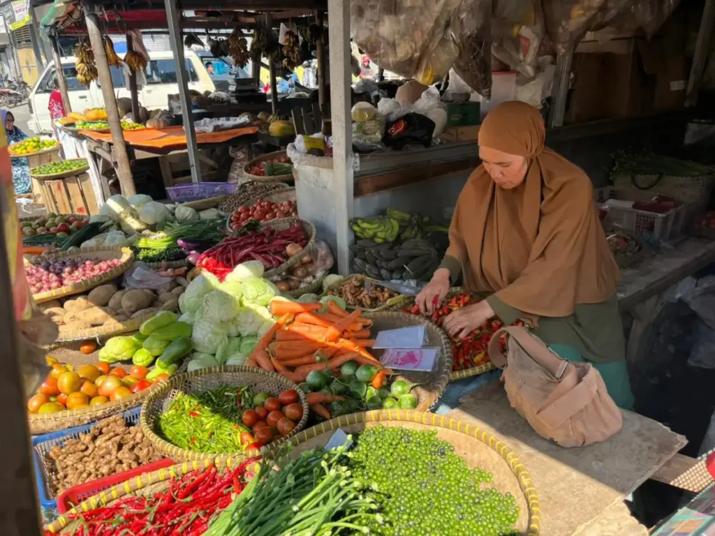 pedagang sayuran di Pasar Ciawitali Garut beberapa waktu lalu (Rizka)