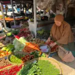 pedagang sayuran di Pasar Ciawitali Garut beberapa waktu lalu (Rizka)