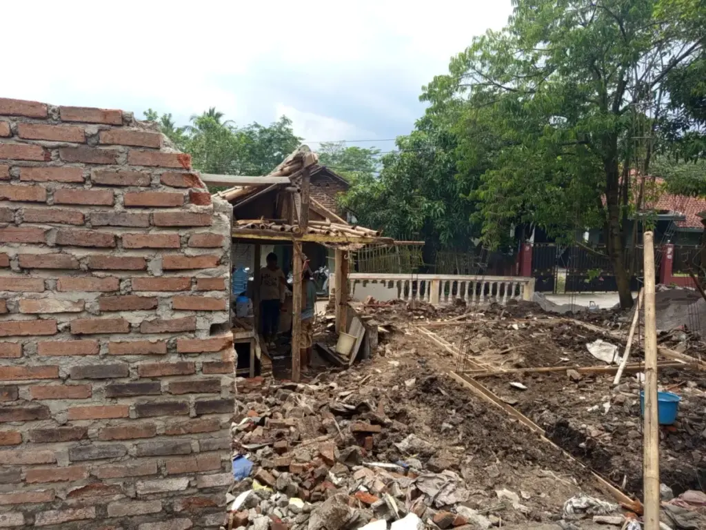 Rumah janda tua di Cilanjung Desa Cipareuan, Cibiuk, runtuh. Saat ini dibangun permanen atas bantuan pengusaha