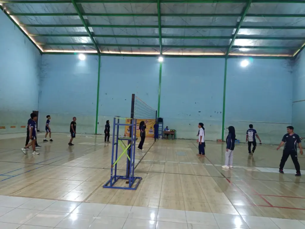 Turnamen Voli PGRI Cibiuk Semarakan HGN dengan Penuh Keceriaan Turnamen bola voly antar ranting Cabang PGRI Cibiuk di GOR indor Desa Matahari. (Pepen Apendi/Radar Garut)