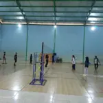 Turnamen bola voly antar ranting Cabang PGRI Cibiuk di GOR indor Desa Matahari. (Pepen Apendi/Radar Garut)