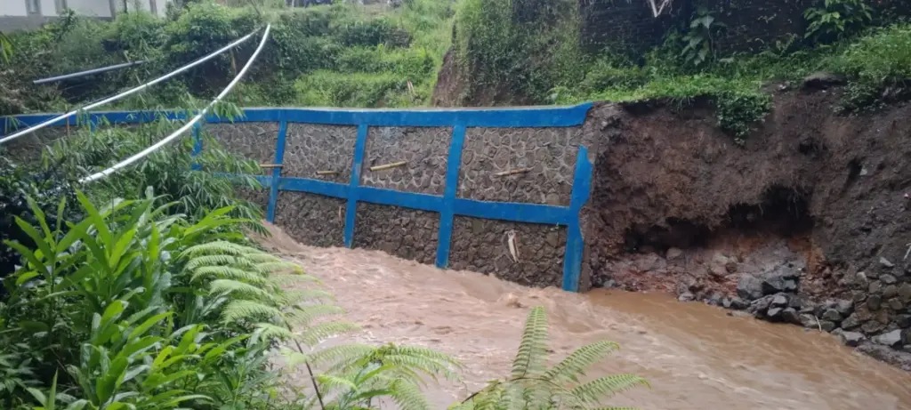DPRD Garut Pertanyakan Spesifikasi dan Pengawasan Proyek TPT yang Ambruk, Padahal Baru Dibangun 3 Bulan Kondisi TPT yang ambruk padahal baru dibangun 3 bulan