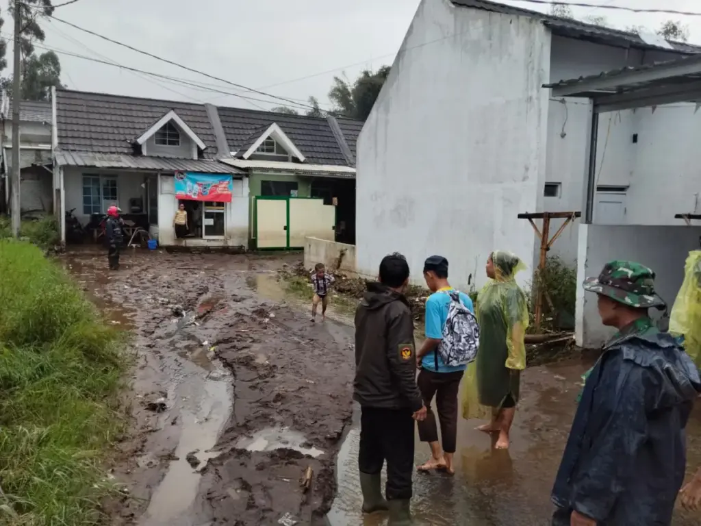 Hujan Deras Picu Banjir di Cisurupan Garut, Puluhan Rumah Terendam Lumpur. (Istimewa)