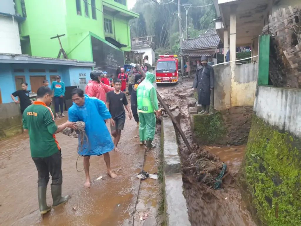 Polsek Cisurupan Tangani Banjir di Tiga Titik Pemukiman