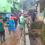 Polsek Cisurupan Tangani Banjir di Tiga Titik Pemukiman