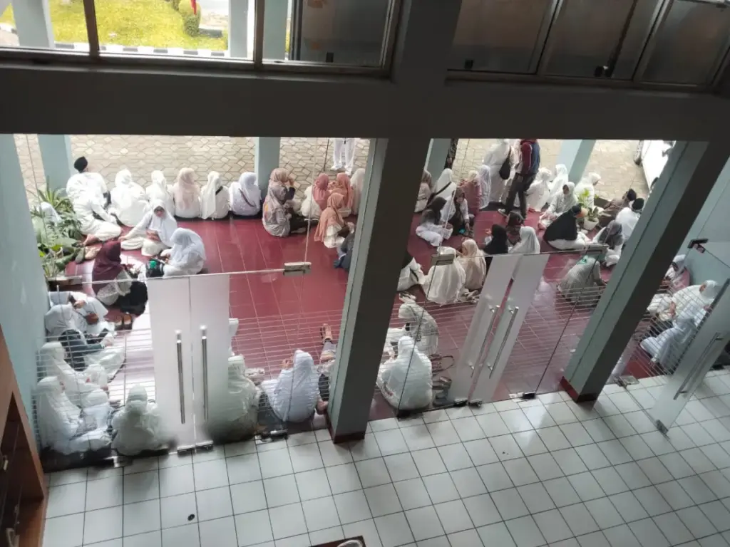 Calhaj yang mengepung DPRD Garut. (Feri/Radar Garut)