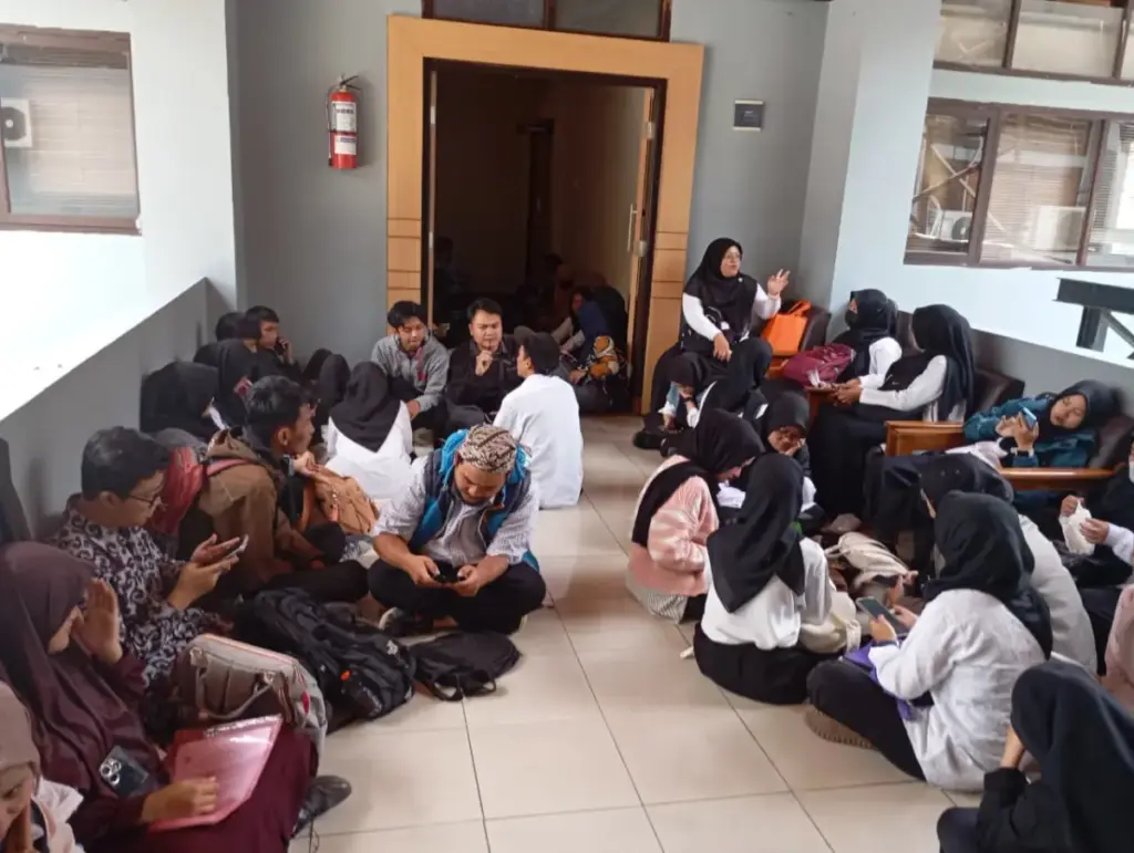 Ratusan Guru Honorer di Garut lakukan Audiensi dengan komisi IV DPRD Garut, tuntut kejelasan nasib.