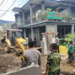 Upaya pembersihan material pasca banjir dan longsor di Balewangi Cisurupan. (Istimewa)