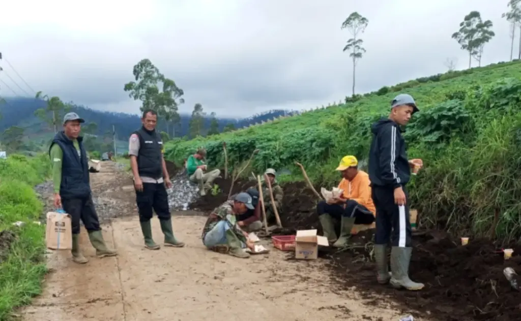Demi Mencegah Banjir, Bhabinkamtibmas Pasirwangi Ajak Warga Bersihkan Saluran Air Bhabinkamtibmas Polsek Pasirwangi bersama warga membersihkan saluran air. (Istimewa)