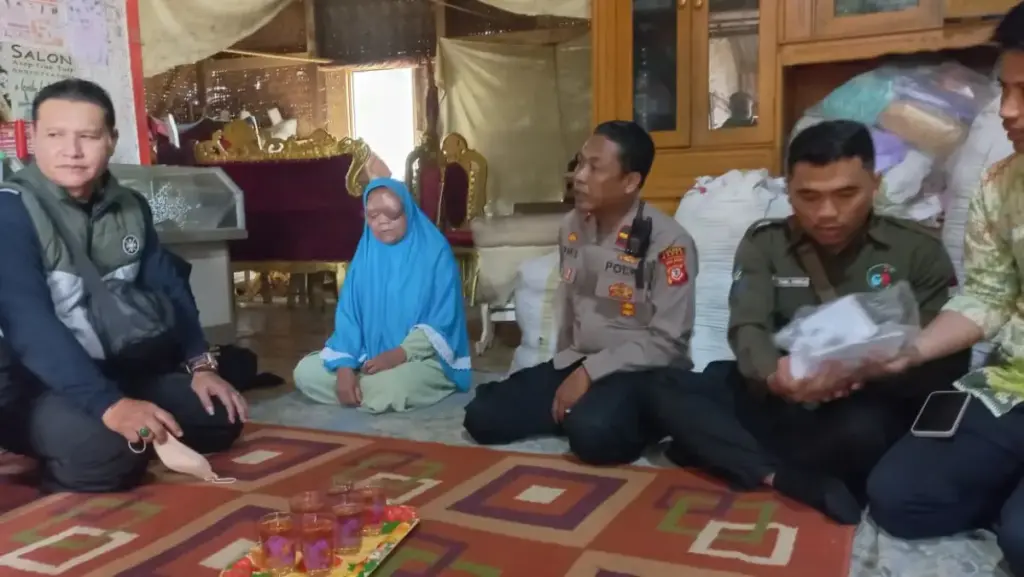 Kapolsek Banjarwangi dan Forkopimcam Kunjungi Warga Sakit, Salurkan Bantuan Pengobatan Kapolsek Banjarwangi dan Forkopimcam Kunjungi Warga Sakit, Salurkan Bantuan Pengobatan